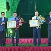 Товарищ Ле Куок Минь (крайний слева) и Заместитель секретаря Парткома Ханоя вручают награды выдающимся органам прессы. Фото: Зюи Линь