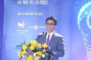 Вице-премьер Вьетнама Ву Дык Дам выступает с речью на форуме.