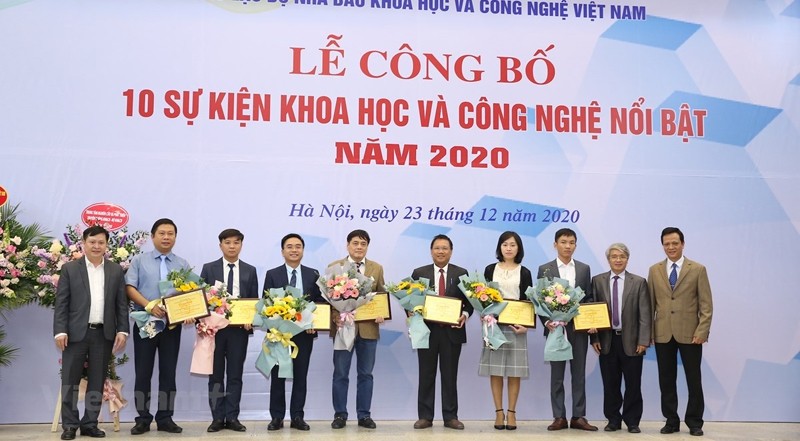Авторы и группы авторов, имеющие работы в списке 10 самых заметных событий в области науки и технологий, получают сертификат. Фото: vietnamplus.vn