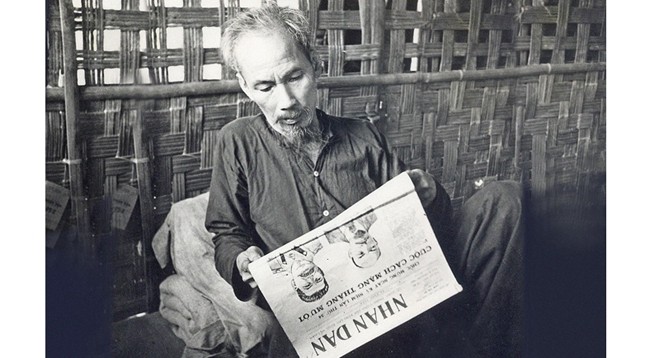 Президент Хо Ши Мин читает газету «Нянзан» в зоне военных действий Вьетбак. Фото: nguoilambao.vn