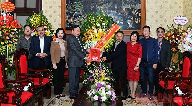 Заместитель секретаря парткома г. Ханоя Нгуен Ван Фонг посещает головной офис газеты «Нянзан» и поздравляет ее сотрудников. Фото: Тхюи Нгуен