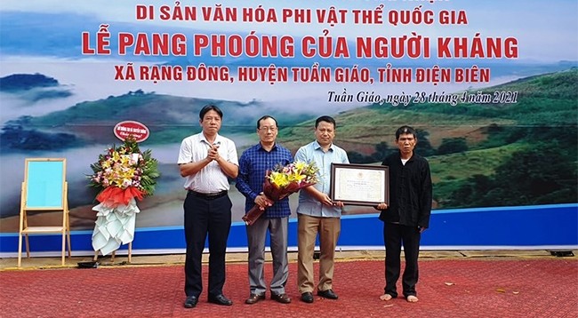 Вручение сертификата, в котором Фестиваль Пангфоонг признан нематериальным культурным наследием государственного значения. Фото: baodantoc.vn