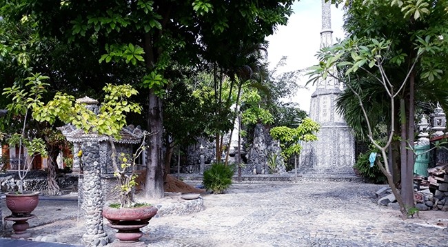 Гальками покрыты двор и пешеходные дорожки для медитации. Фото: dulich.petrotimes.vn