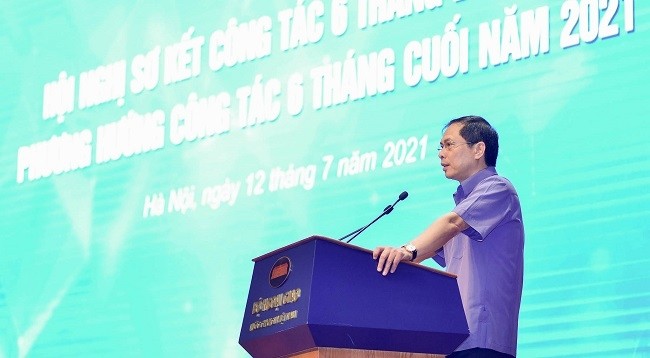 Министр иностранных дел Вьетнама Буй Тхань Шон выступает на конференции. Фото: МИД Вьетнама 