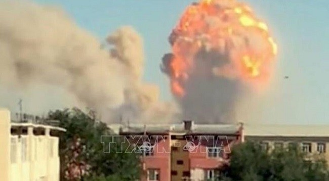 Взрывы и крупный пожар произошли на военном складе в Казахстане. Фото: AFP/VNA