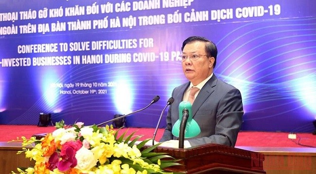 Секретарь Парткома г. Ханоя Динь Тиен Зунг выступает на конференции. Фото: Зюи Линь 