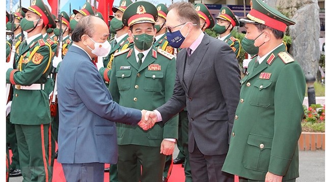 Президент Нгуен Суан Фук посещает Вьетнамско-российский тропический центр. Фото: VNA