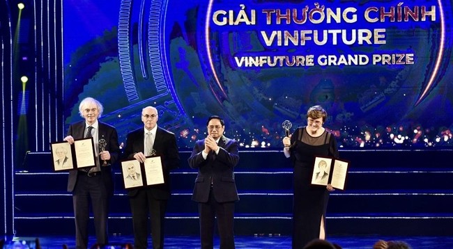 Премьер-министр Фам Минь Тьинь вручает Гран-при VinFuture. Фото: Чан Хай