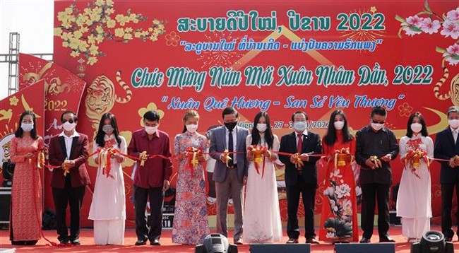 Разрезание ленты в знак открытия ярмарки «Весна Нямзан» 2022 года во Вьентьяне (Лаос). Фото: VNA