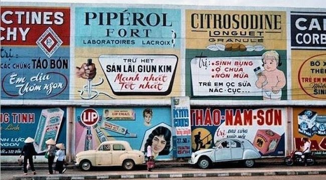 Рекламные плакаты на улице Сайгона в 1950-1960-х гг. Фото: archives.org.vn