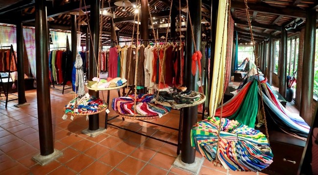 Туристы могут выбрать шелковые штуки для шитья красочной качественной одежды по своему заказу. Фото: zingnews.vn