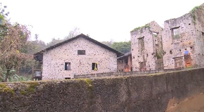 Селение Банвьет известно каменными домами на сваях.