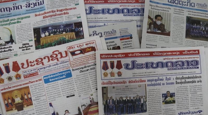 Лаосские газеты воспевают отношения между Вьетнамом и Лаосом. Фото: Суан Шон 