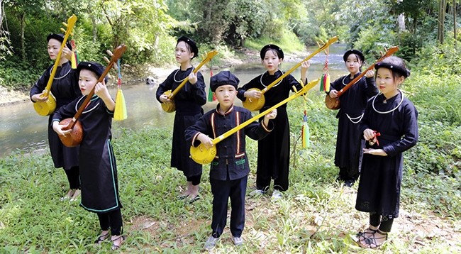 Пение «тхен» передается из поколения в поколение. Фото: baobackan.com.vn
