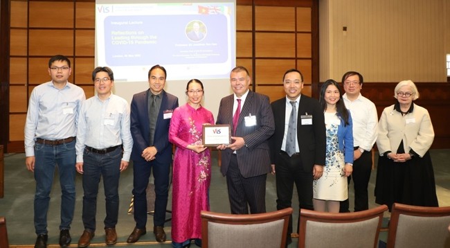 Церемония награждения сертификатом профессора Джонатана Ван-Тама. Фото: VNA