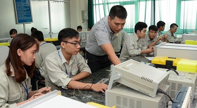 Практическое занятие студентов Факультета электричества Ханойского промышленного университета. Фото: Зюи Линь 