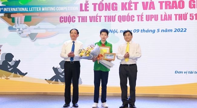 Нгуен Бинь Нгуен на церемонии награждения победителей конкурса. Фото: VNA