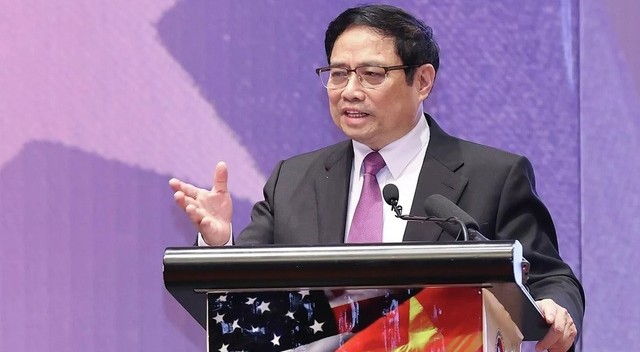 Премьер-министр Фам Минь Тьинь выступает на бизнес-саммите Вьетнам-США (март 2022 г.). Фото: VGP