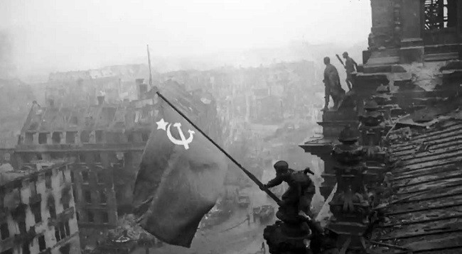 Знамя Победы над Рейхстагом, во второй половине дня 30 апреля 1945 года. Фото: Getty Images