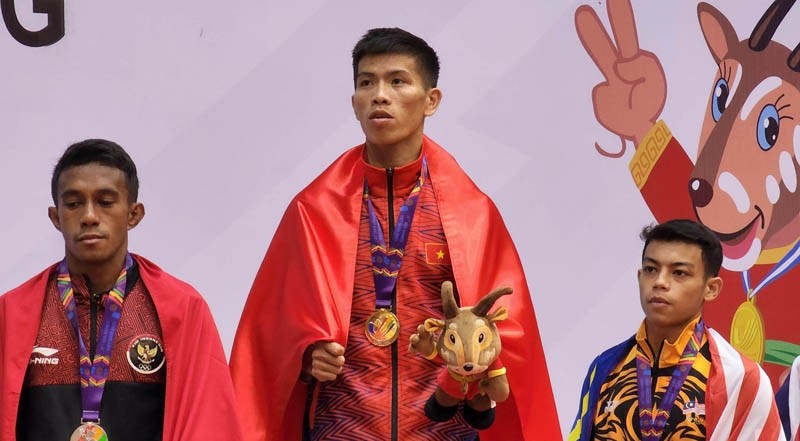 Хюинь Ван Туан (в центре) завоевал золотую медаль в кикбоксинге. Фото: Нам Чунг