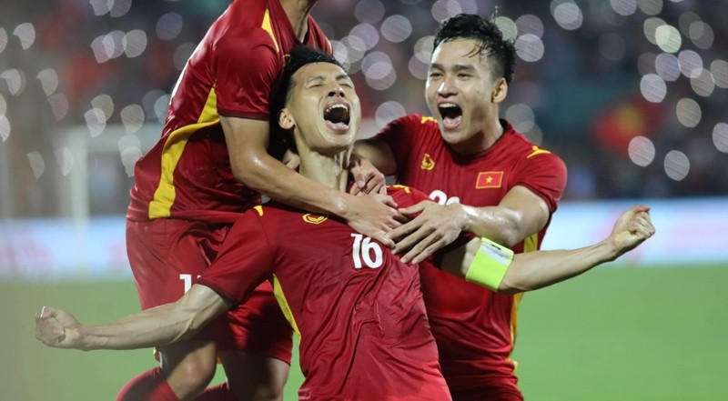 Хунг Зунг (в центре) забил единственный гол в этом матче. Фото: Кхиеу Минь