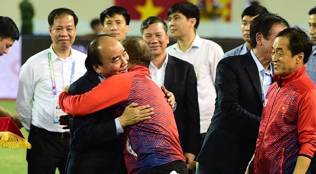 Президент Нгуен Суан Фук поздравляет тренера Пак Хан Со с победой. Фото: Чан Хай