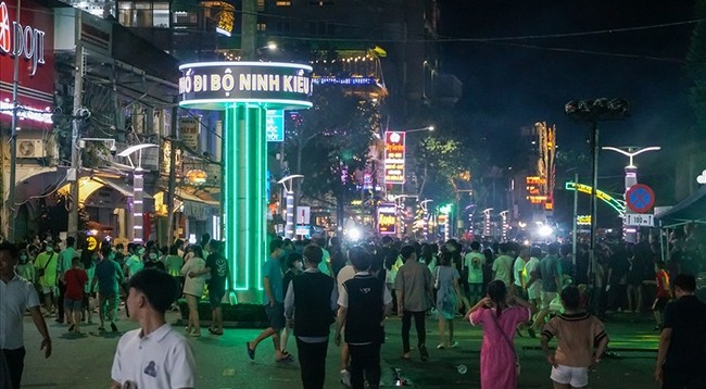 Пешеходная улица Нинькиеу. Фото: laodong.vn