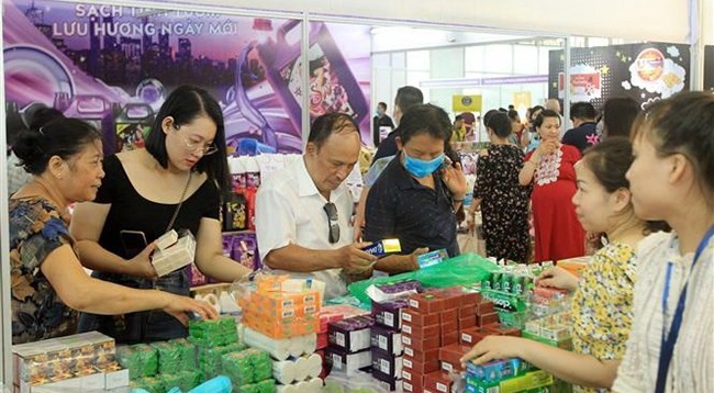 Вьетнамские покупатели на одной из выставок тайских продуктов. Фото: VNA