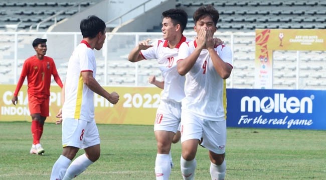 Сборная U19 Вьетнама продолжает сохранять первое место в группе А. Фото: Чан Тиен