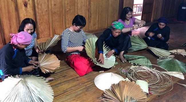 Туристы посещают ремесленную деревню по изготовлению традиционных шляп в уезде Бакха провинции Лаокай.