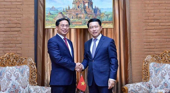 Министр иностранных дел Вьетнама Буй Тхань Шон (слева) и Министр иностранных дел Лаоса Салымсай Коммасит. Фото: baoquocte.vn