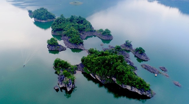Экологическая туристическая зона озера Наханг – Ламбинь известна как «Халонг» среди величественных гор и лесов. Фото: tuyenquang.gov.vn