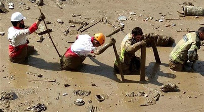 Спасатели ищут пострадавших от наводнения в Тегеране. Фото: AFP/VNA