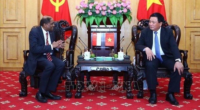 Товарищ Нгуен Суан Тханг (справа) и Посол Сингапура во Вьетнаме Джая Ратнам. Фото: VNA
