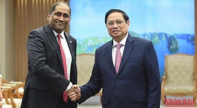Премьер-министр Вьетнама Фам Минь Тинь (справа) и Посол Сингапура во Вьетнаме Джая Ратнам. Фото: Чан Хай 