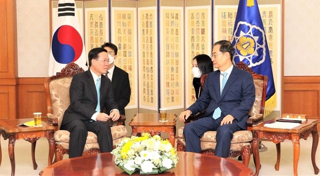Премьер-министр Южной Кореи Хан Док Су (справа) принимает Постоянного члена Секретариата ЦК КПВ Во Ван Тхыонга. Фото: VNA