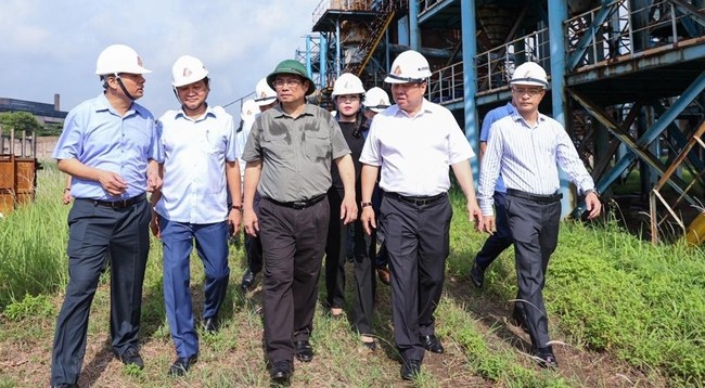 Премьер-министр Фам Минь Тьинь осматривает проект TISCO 2. Фото: Чан Хай