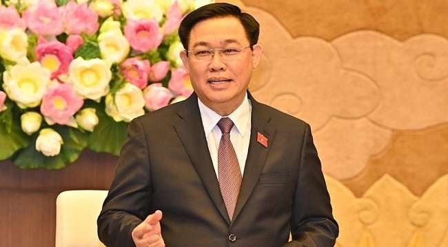 Председатель НС Выонг Динь Хюэ выступает с речью. Фото: Зюи Линь 