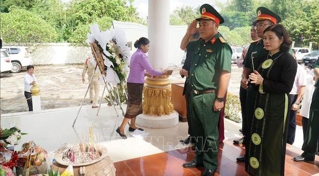 Церемония зажигания благовоний в память о вьетнамских и лаосских павших бойцах. Фото: VNA