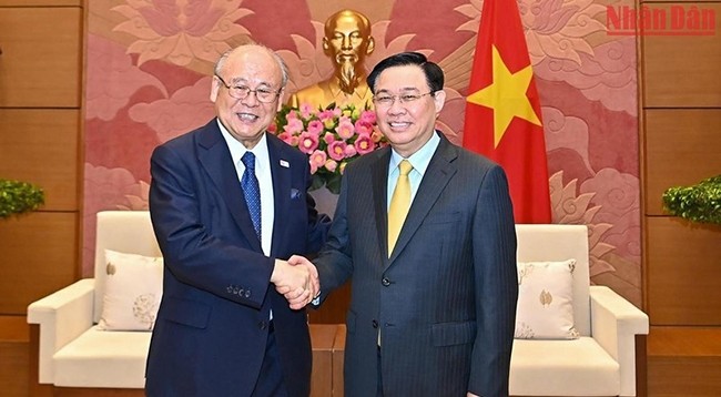 Председатель НС Выонг Динь Хюэ (справа) и Специальный советник парламентского альянса японско-вьетнамской дружбы Такебе Цутому. Фото: Зюи Линь