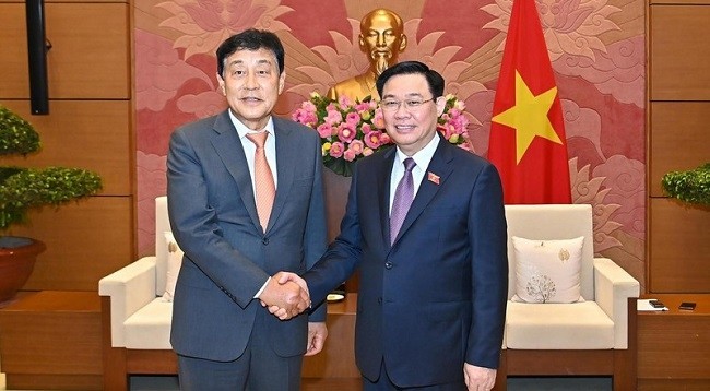 Председатель НС Вьетнама Выонг Динь Хюэ (справа) и Председатель Комитета по глобальной стратегии южнокорейской финансовой корпорации «Hana» Ким Чен Тай. Фото: Зюи Линь 