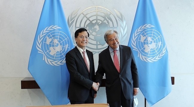 Замминистра иностранных дел Вьетнама Ха Ким Нгок и Генеральный секретарь ООН Антониу Гутерреш. Фото: МИД Вьетнама