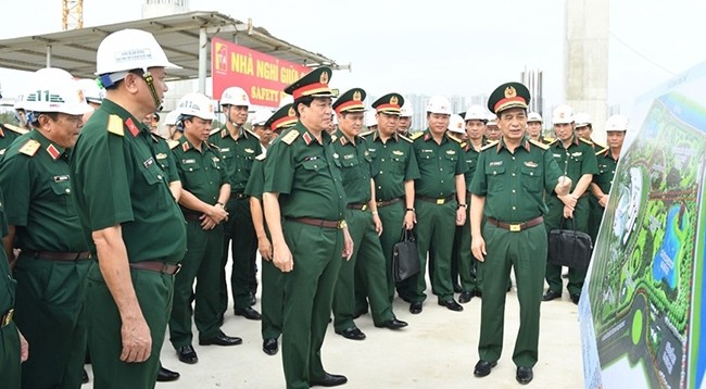 Генерал армии Фан Ван Жанг и делегация посещают строительную площадку. Фото: qdnd.vn