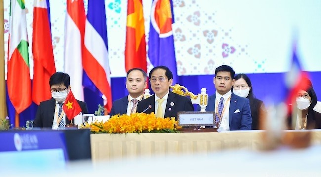 Министр иностранных дел Буй Тхань Шон выступает на совещании Министров иностранных дел АСЕАН-Южная Корея. Фото: baoquocte.vn