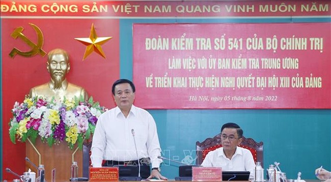 Товарищ Нгуен Суан Тханг выступает с речью. Фото: VNA