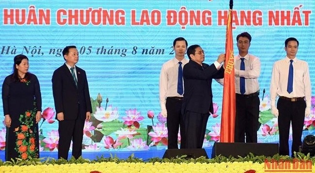 Премьер-министр Фам Минь Тьинь вручает Орден Труда первой степени Министерству природных ресурсов и охраны окружающей среды.