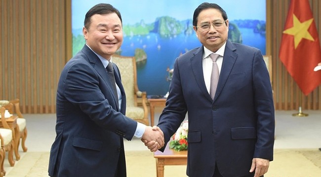 Премьер-министр Вьетнама Фам Минь Тьинь и Генеральный директор корпорации Samsung Electronics Ро Тэ Мун. Фото: Чан Хай