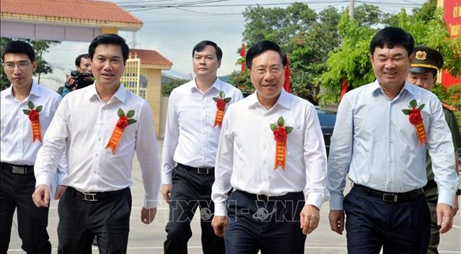 Постоянный вице-премьер Фам Бинь Минь в провинции Куангнинь. Фото: VNA