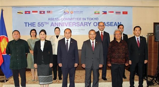 Послы и временные поверенные в делах 10 стран-членов АСЕАН в Токио на церемонии. Фото: VNA
