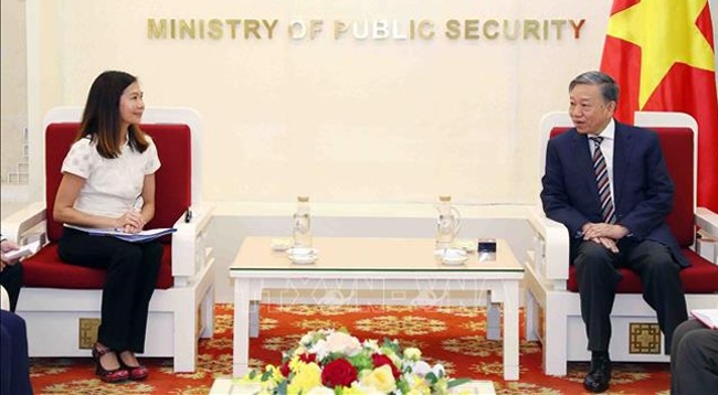 Министр общественной безопасности генерал армии То Лам и постоянный координатор ООН во Вьетнаме Полин Тамесис. Фото: VNA